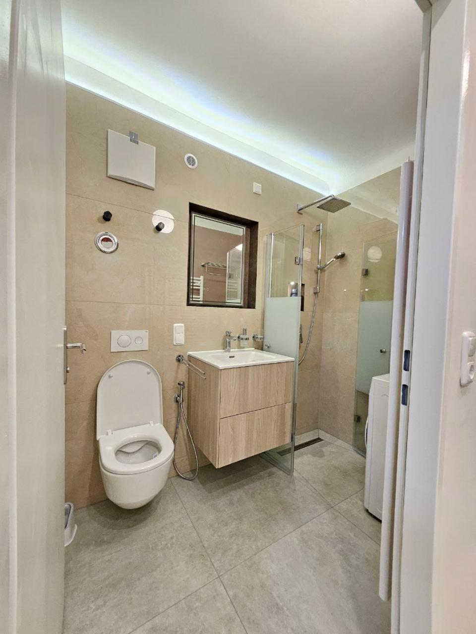 Danube Apartment Виена Екстериор снимка